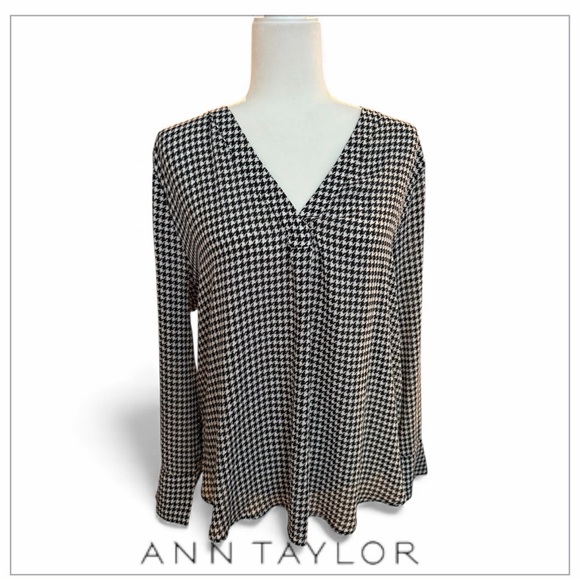 Ann Taylor Tops - Ann Taylor 🖤🤍 houndstooth size large blouse button sleeves v neck EUC